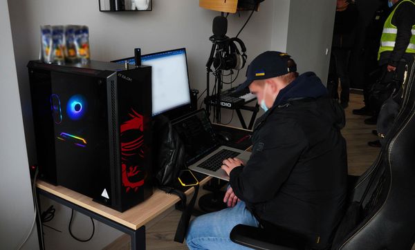 Кіберполіцейські викрили українського хакера у здійсненні вірусних атак на понад 100 іноземних компаній