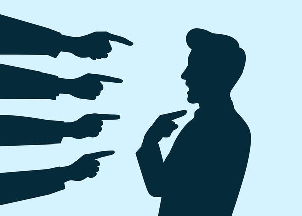 Силует людини на якого вказують руки