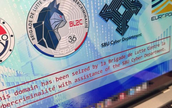 Знімок з екрану з логотипами служб та повідомленням про блокування домену