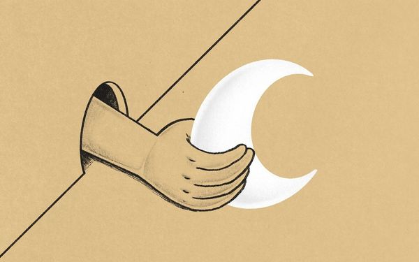 Місяць в руці